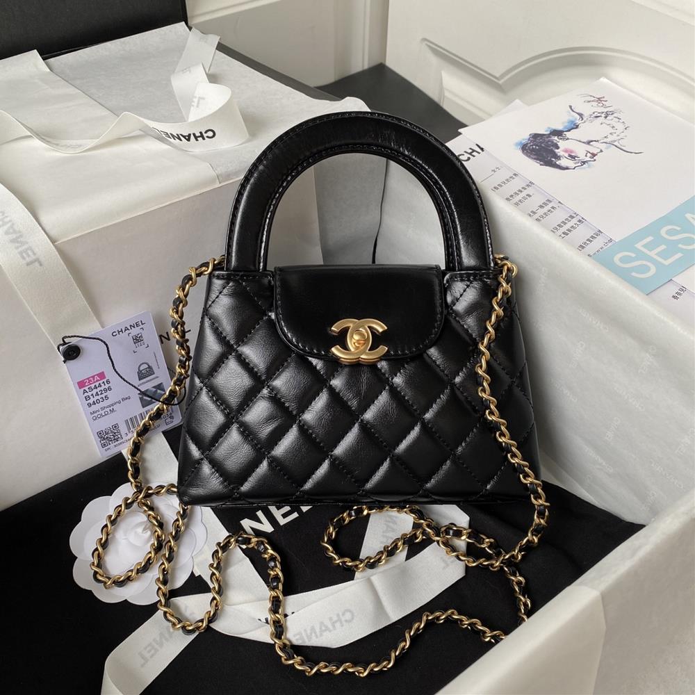 Chanels stunning CHANEL 202324 new product AS4416Exquisite Parisian femininity Chanel 202324 AutumnWinter collection all black handbags shine brigh