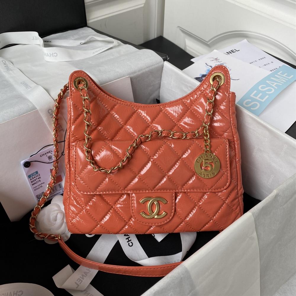 The Medium Chanel23BAS4322 Oil Wax Leather Hobo Stable Shoulder Bag has the highest attention to the ceiling of the bag The glossy oil wax leather s
