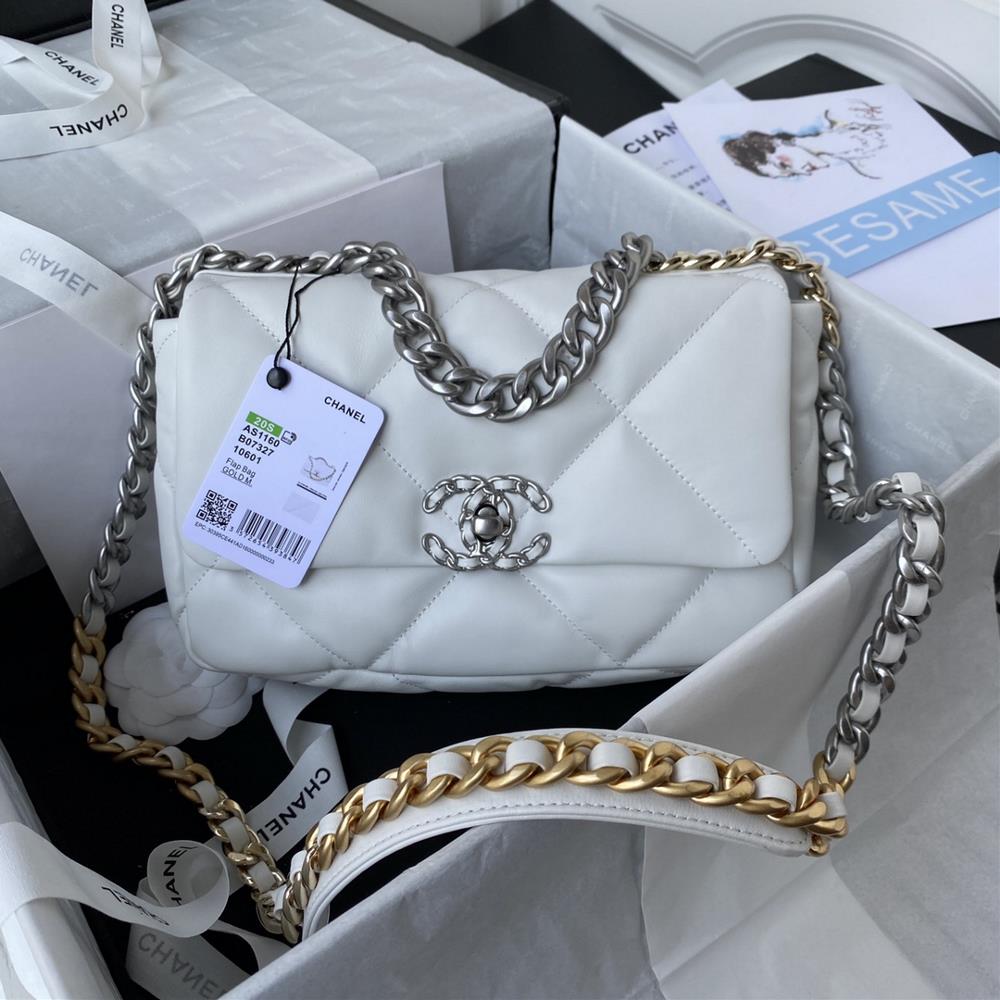 1160 Silver Chain Ohanel AutumnWinter 19Bag Combined with All Classic Pillow BagThis bag was designed by Karl Lagerfeld and the new director Virginie