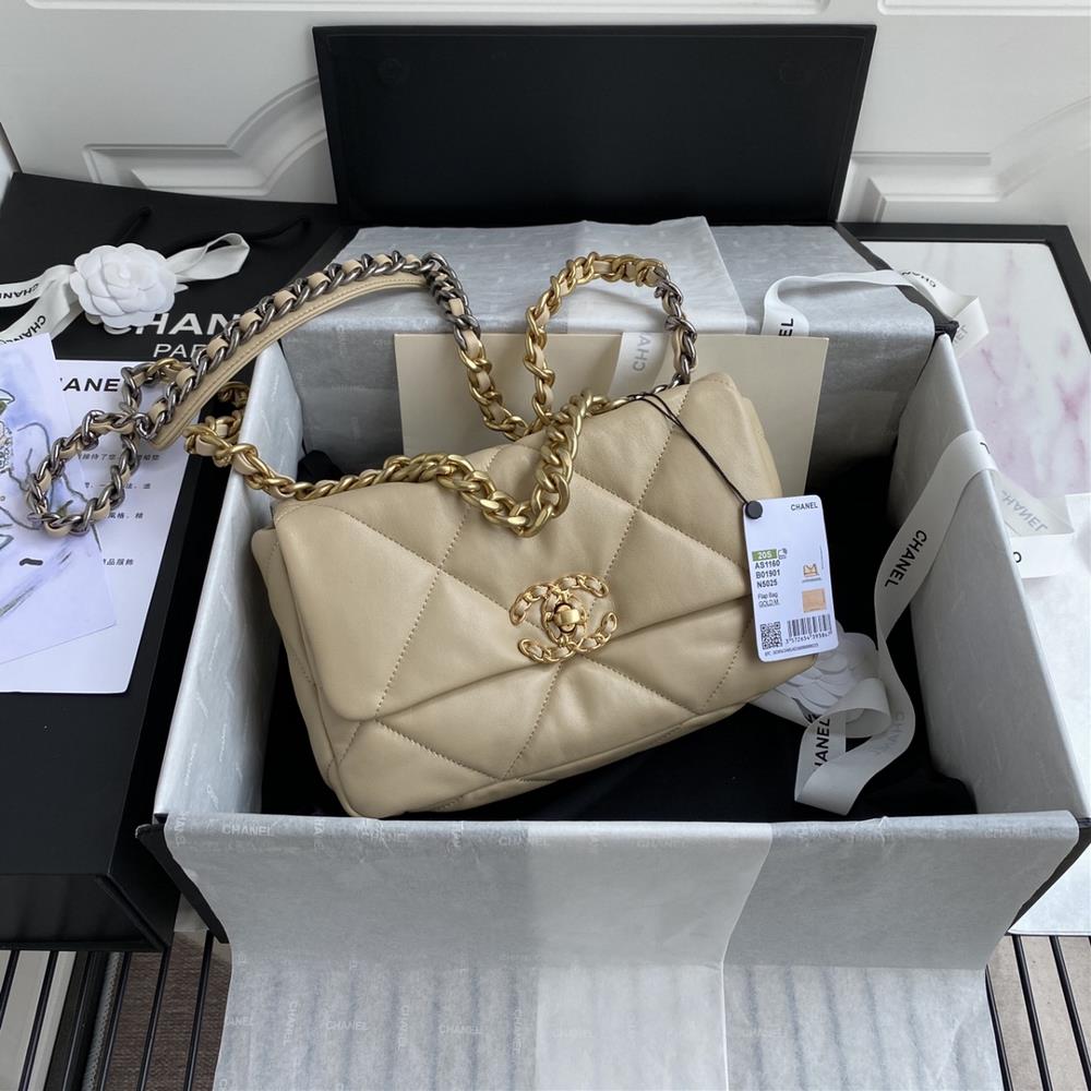 1160 small Ohanel autumnwinter 19Bag combined with all classic pillow bagsThis bag was designed by Karl Lagerfeld and the new director Virginie Viard