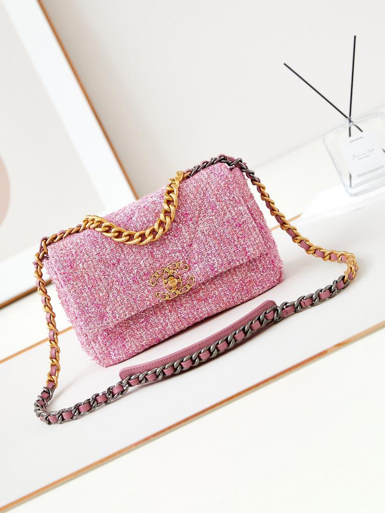 The 24p19 woolen pink color is warm and sweet like a bright color in a dream emitting a delightful color charm Whether it is the soft texture or th