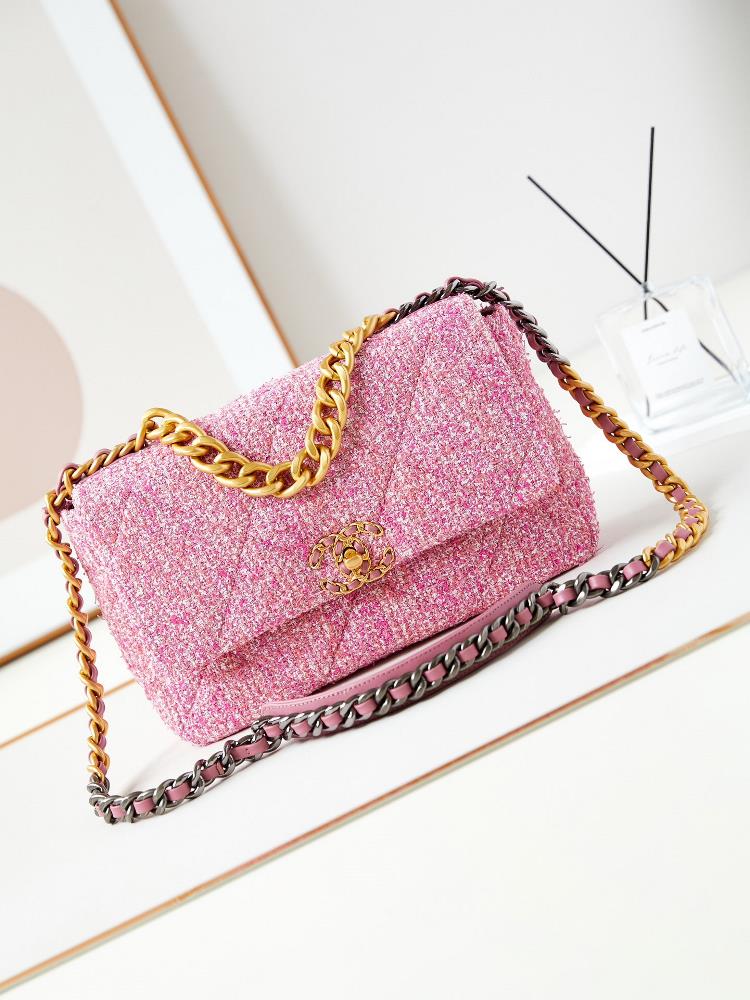 The 24p19 woolen pink color is warm and sweet like a bright color in a dream emitting a delightful color charm Whether it is the soft texture or th