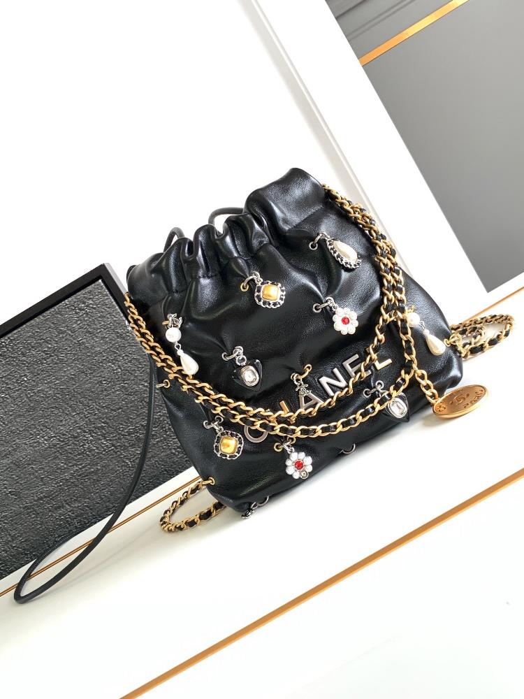 24A mimiCHANELs new mini 22 handbag with badges comes from Advanced Handicraft Workshop series handbags The design inspiration of this years Chanel