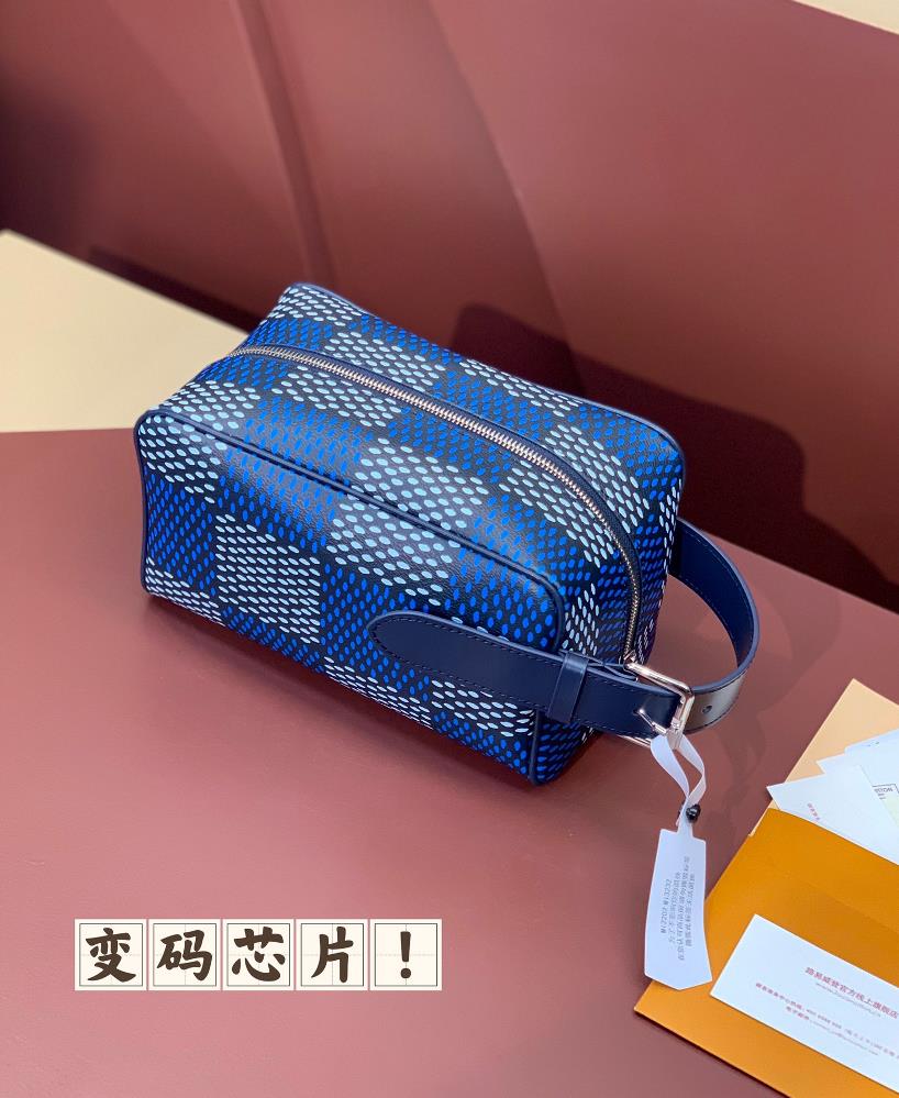 The N40747 transcoding chip is the latest model of the season The Locker DOPP KIT toiletry bag and this Lock Dopp Kit toiletry bag are made of Damier