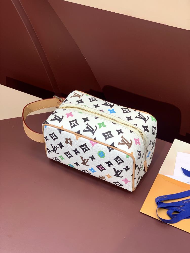 M47069 Camo White Locker DOPP KIT Toilet Bag This Locker Dopp Kit Toilet Bag is made of Monogram Craggy canvas and features a colorful Monogram patter