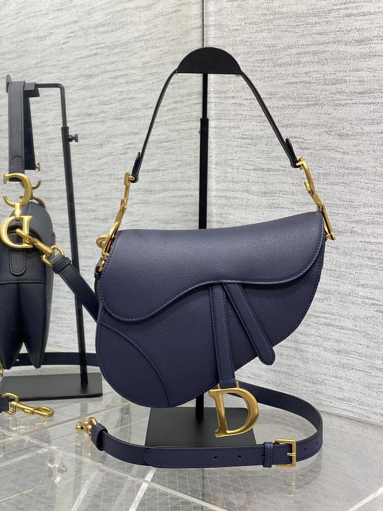 The king of classic saddle bags with deep blue oversized shoulder straps whose status is unshakable has swept the entire fashion circle and is still