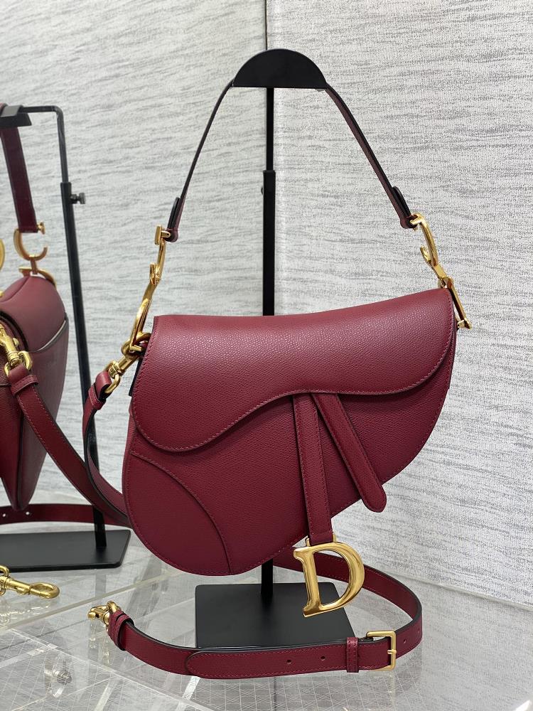 The king of classic saddle bags with red oversized shoulder straps whose status is unshakable has swept the entire fashion circle and is still popul