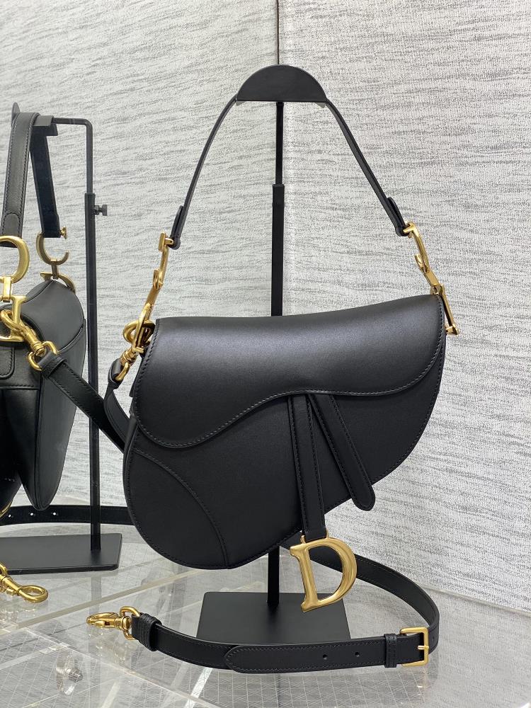 The king of classic saddle bags with black plain weave oversized shoulder straps whose status is unshakable has swept the entire fashion circle and
