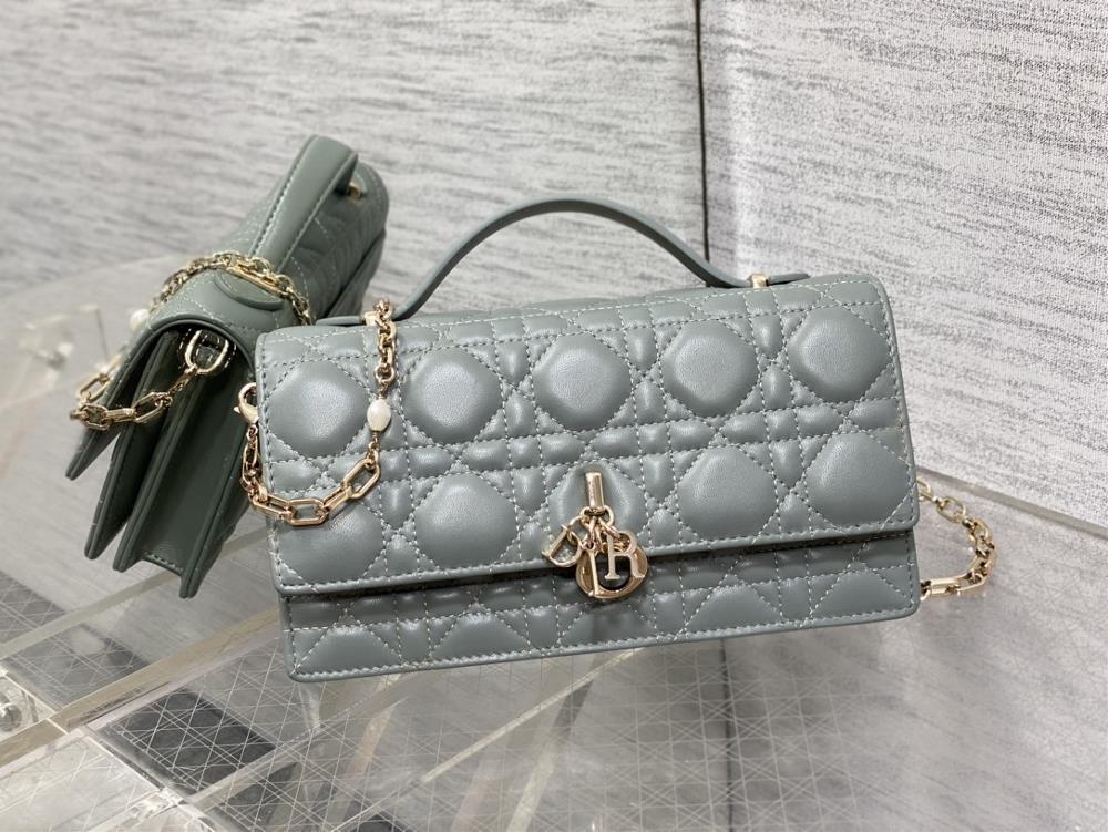 Rock Lime SpotThe latest pearl chain handbag in the brick cabinet features iconic rattan patterns classic letter pendants unique handle design pair