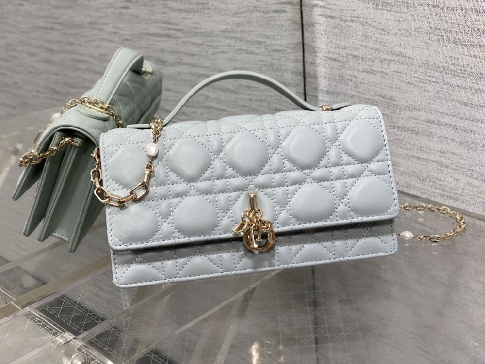 Lake Blue SpotThe latest pearl chain handbag in the brick cabinet features iconic rattan patterns classic letter pendants unique handle design pair