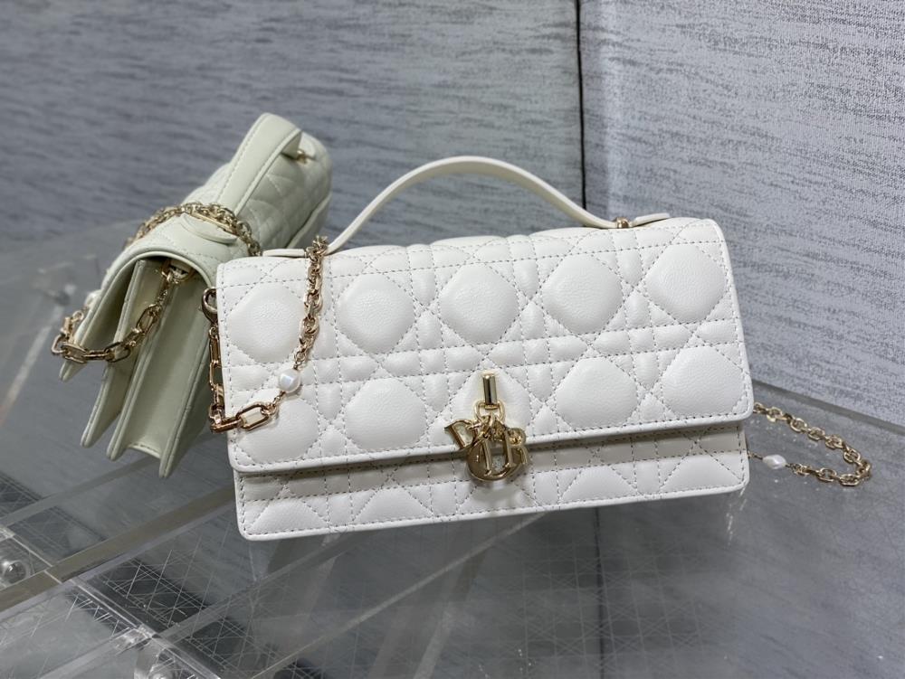 White spot goodsThe latest pearl chain handbag in the brick cabinet features iconic rattan patterns classic letter pendants unique handle design pa