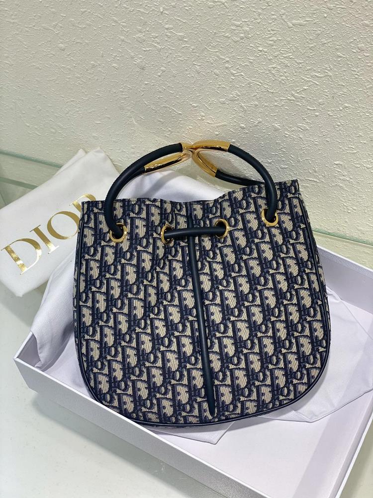 Medium Dior Nolita handbagThis Dior Nolita handbag is a new addition to the 2024 autumn ready to wear collection reinterpreting Diors modern and ele