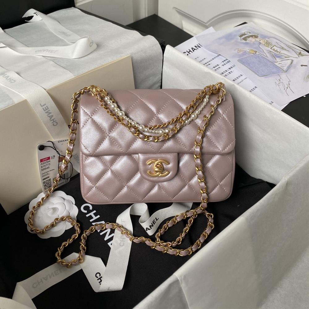 Chanel SpringSummer Collection 24P Pearl Chain Mini AS4384 Pearl Chain Paired with Overall Black and Gold Color for Elegant and Noble Appearance Thi