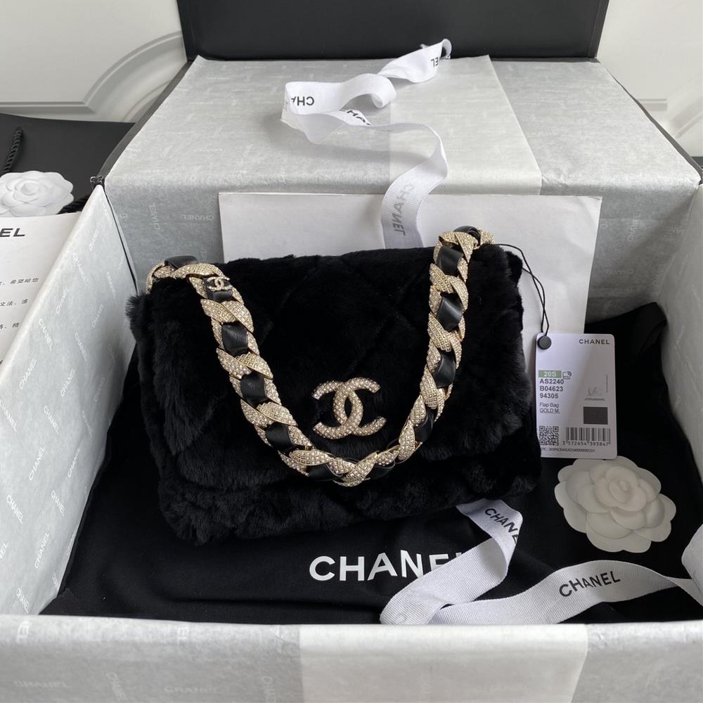 Chanel AutumnWinter Diamond Fleece AS2240 Fur Bag Flap Bag Bling Bling I really like it The princess like bag has no resistance at all The combinat