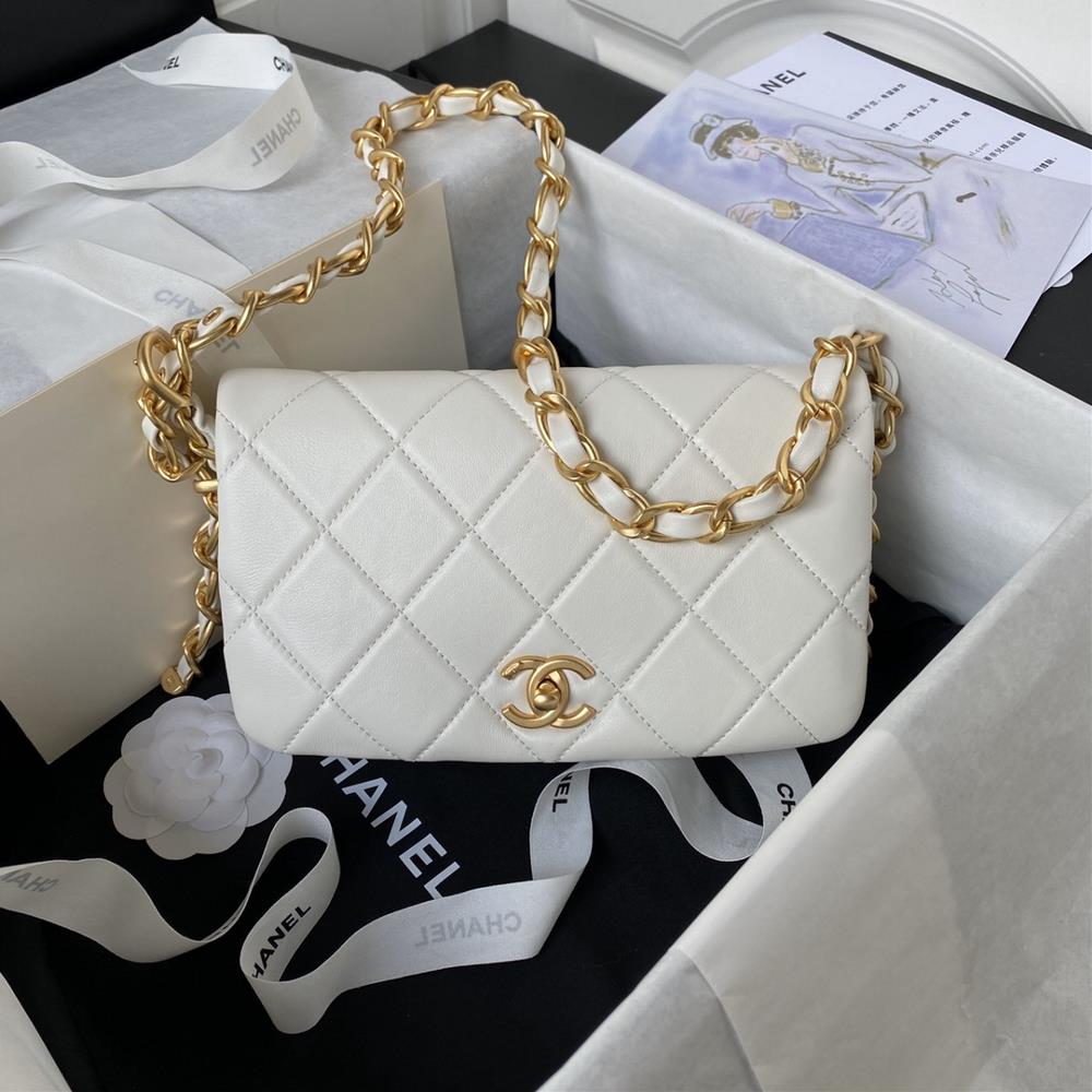 The new Chanel23k rolled edge flap bag with adjustable AS4451 is simply not too beautiful Haha this one looks great when paired with casual wear it