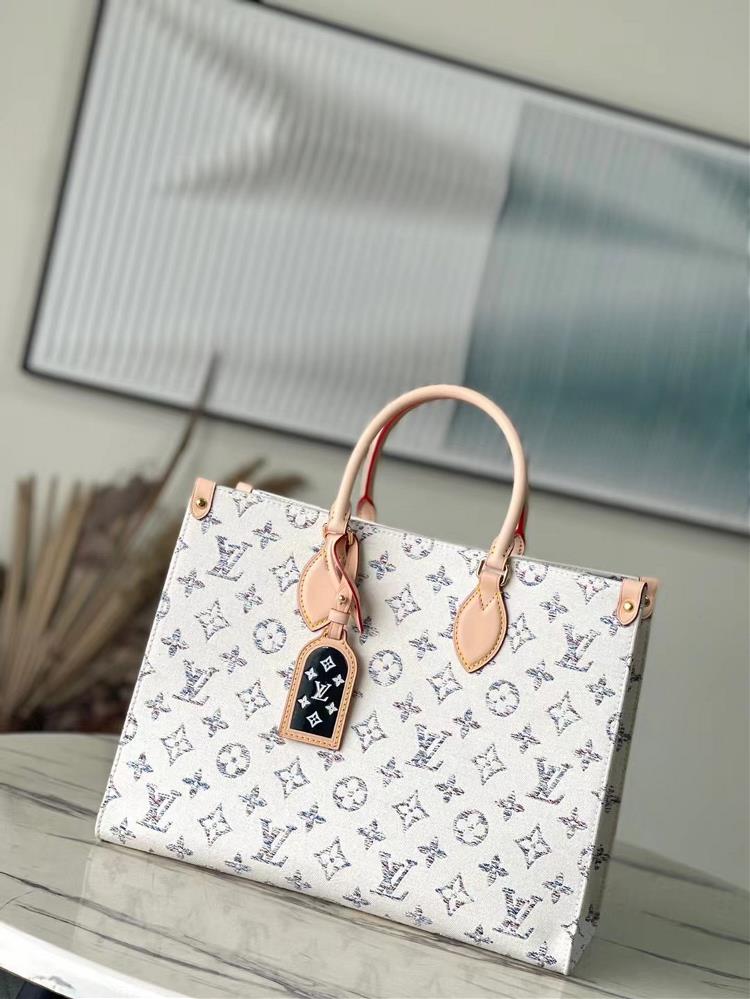 M24708 White Flower Canvas Sailing SeriesThis OnTheGo MM is part of the navigation capsule made of Monogram jacquard fabric with 66 different colore