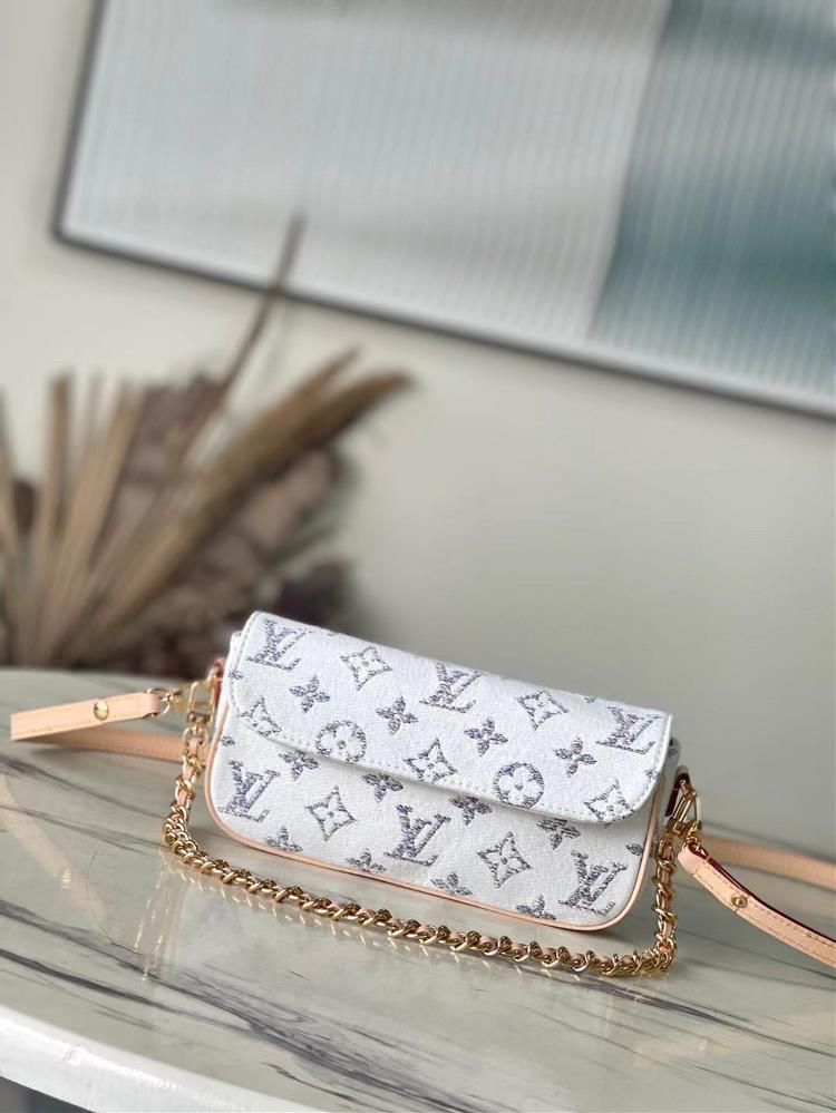 M83499 This Wallet on Chain Ivy handbag features a magnetic buckle flap that opens the rounded rectangular body presenting a modern interpretation of