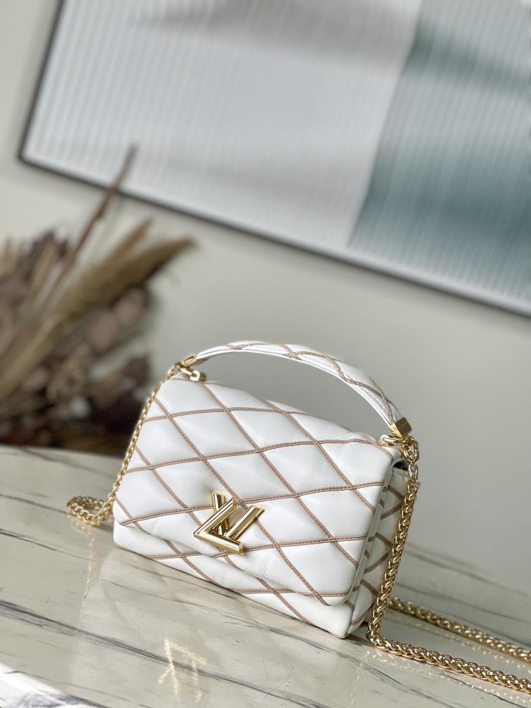 M22891 meter whiteThis GO14 medium handbag is made of Huamei sheep leather and features a quilted pattern to pay tribute to the brands traditional lu