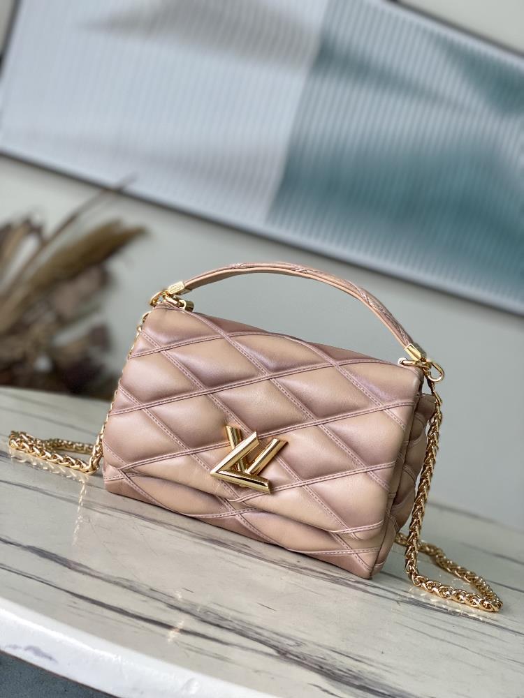 M23568M22891 ApricotThis GO14 medium handbag is made of Huamei sheep leather and features a quilted pattern to pay tribute to the brands traditional