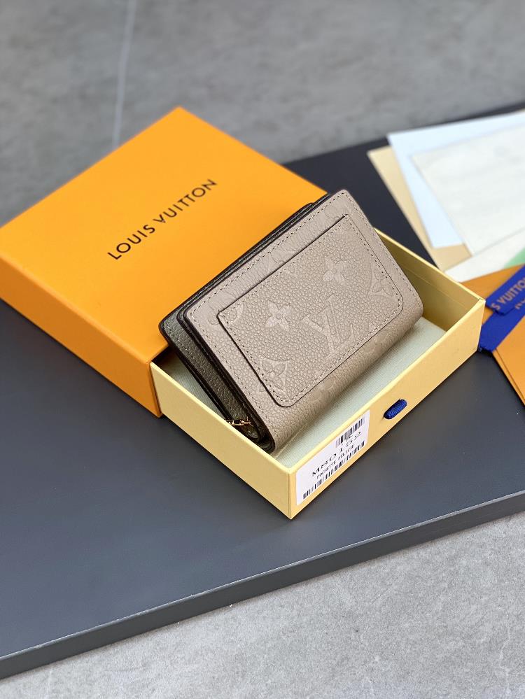 The M80515 apricot embossed Cla wallet is made of Monogram Imprente soft grain cowhide and adorned with Louis Vuittons iconic Monogram pattern This