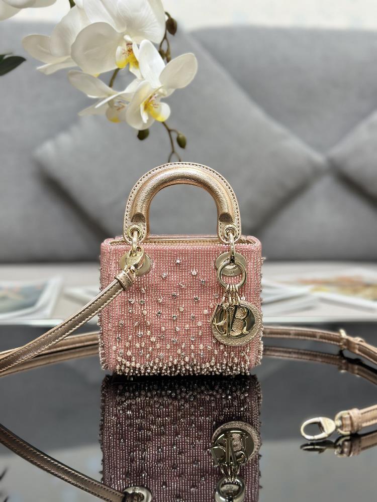 The mini embroidered beads of the Lady Dior collection are adorned with sheep tendons highlighting the minimalist aesthetic of the collection and sho