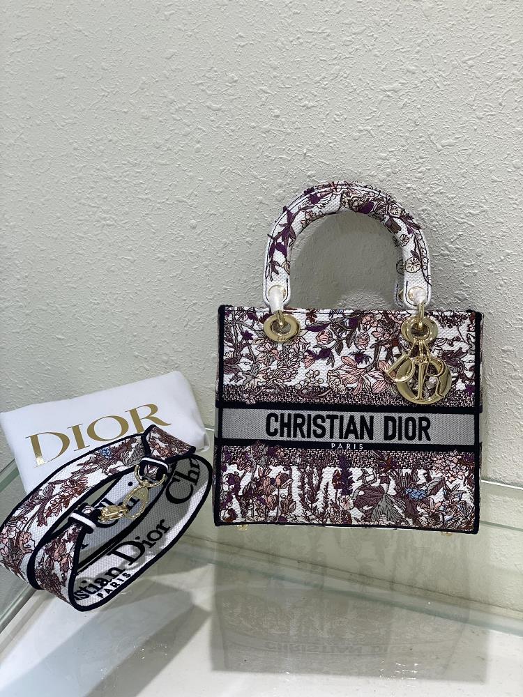 Five grid Dai Fei embroideryThis Lady DLite handbag blends classic elegance with a fashionable look The overall decoration is embroidered with a whit