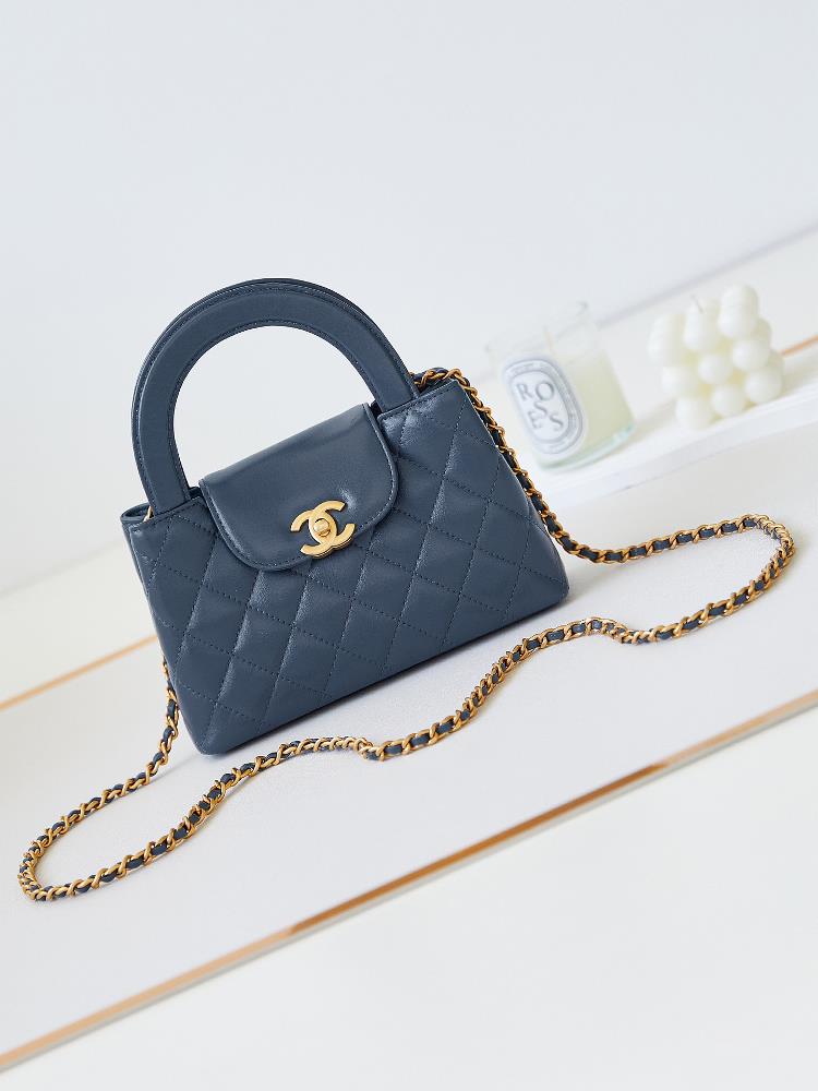 23K Kelly Handle PackFashion is a cycle and the popular medieval Kelly has been redesigned and revitalized by Chanel The medieval Kelly is famous fo