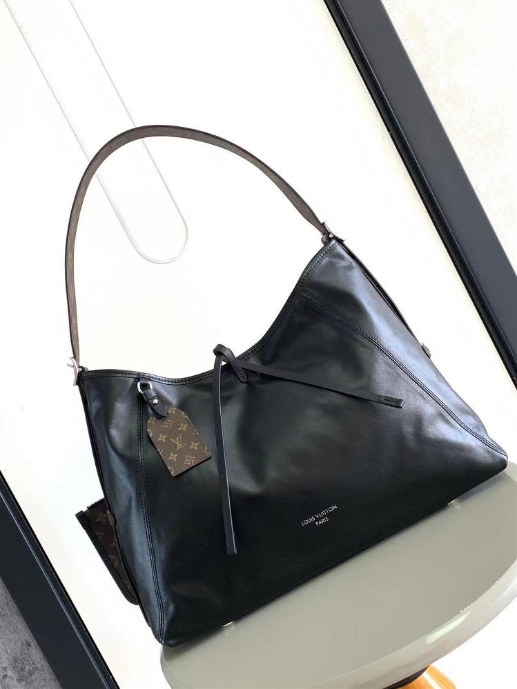 M25413 Black LeatherThis CarryAll Dark medium handbag features a stylish and lazy silhouette crafted from soft sheepskin adding a striking touch to t