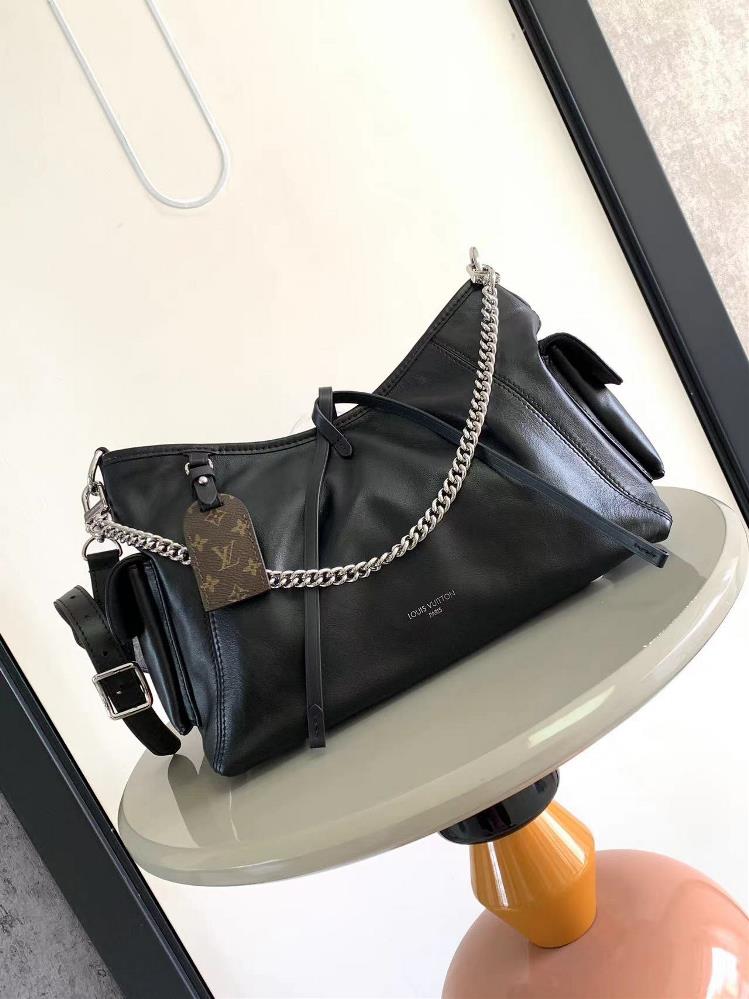 M24861 black leatherThis CarryAll Cargo small handbag features a stylish and slightly wrinkled effect in soft cowhide leather paired with polished me