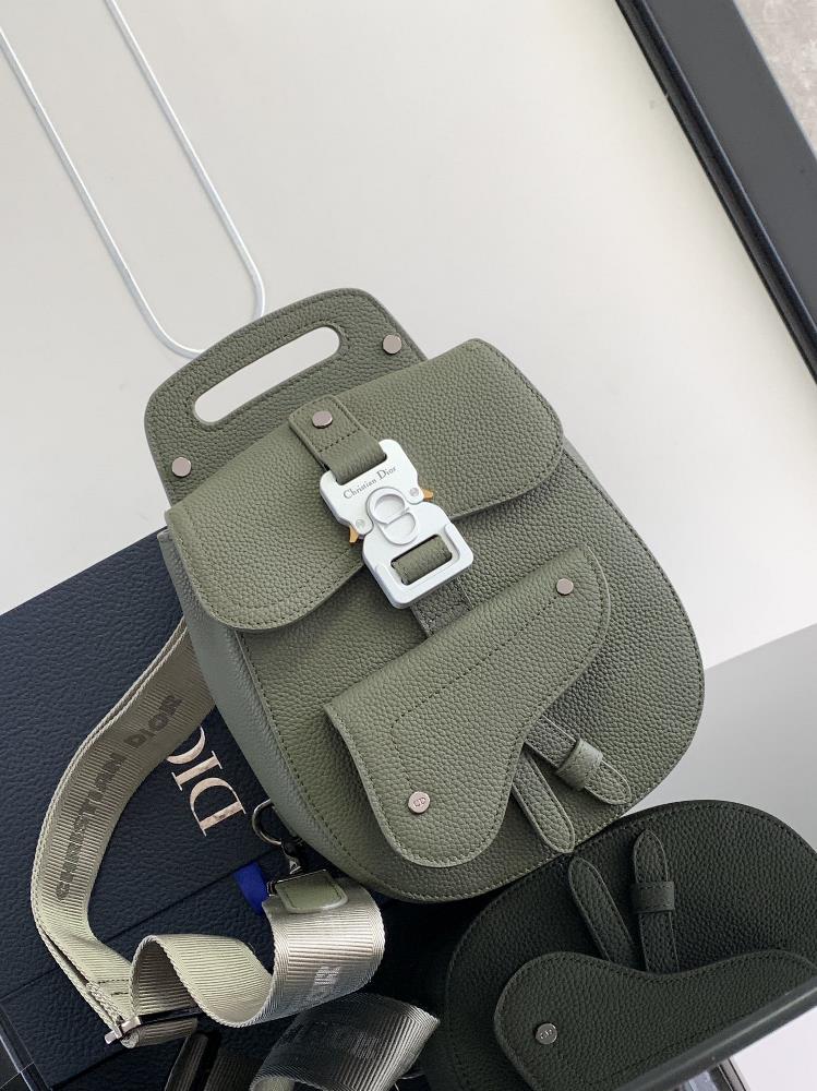 This Dior Gallop shoulder bag is fashionable and unique reinterpreting the classic saddle logo Crafted with khaki grain leather the main compartmen