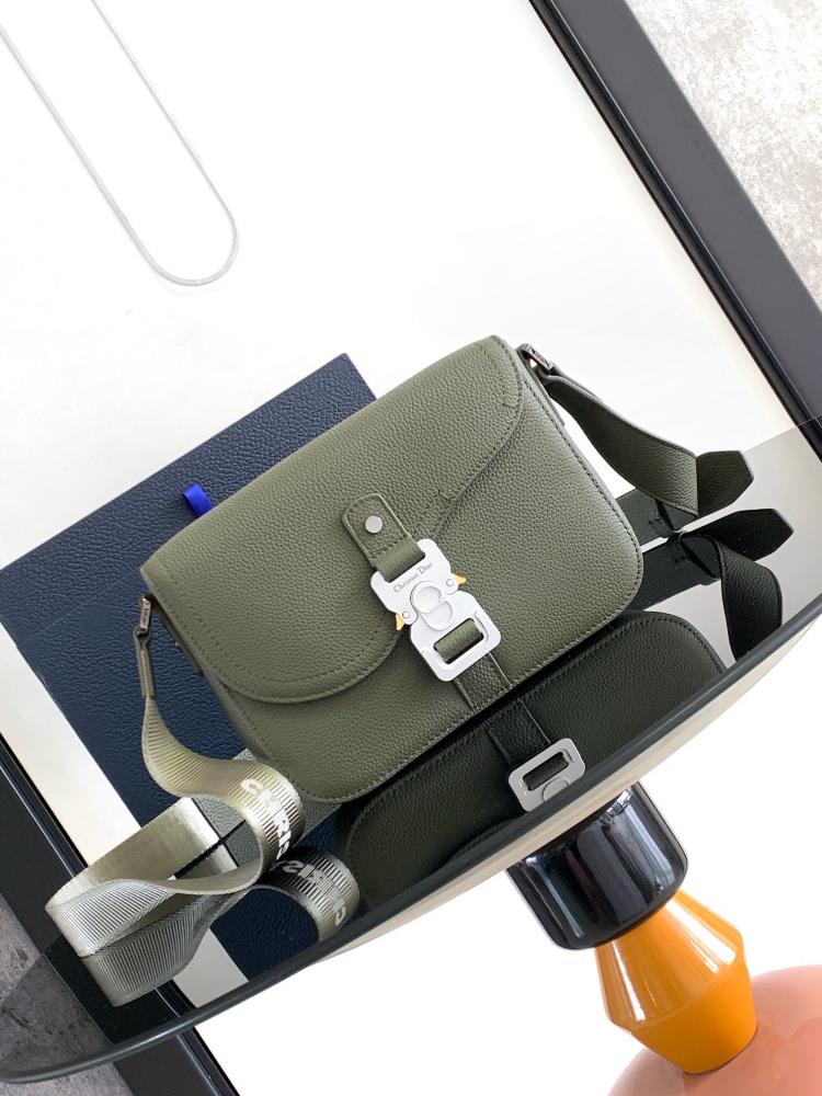 This saddle messenger bag is exquisite and fashionable Crafted with khaki grain leather and paired with a saddle flap adorned with aluminum buckles