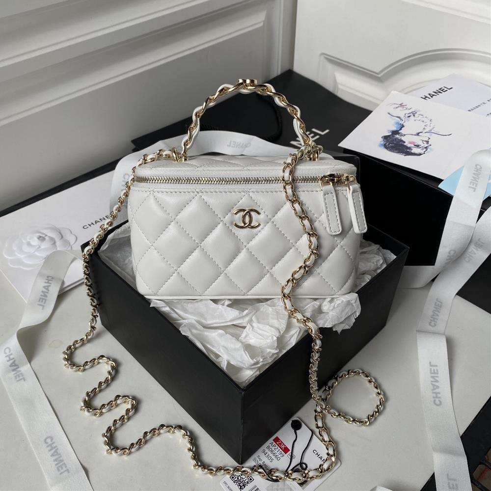 Chanel23K Chain Handle Box Bag Ap2199 Light Gold Handle I really like this box handle It has a double C logo and a large capacity There is also a mi