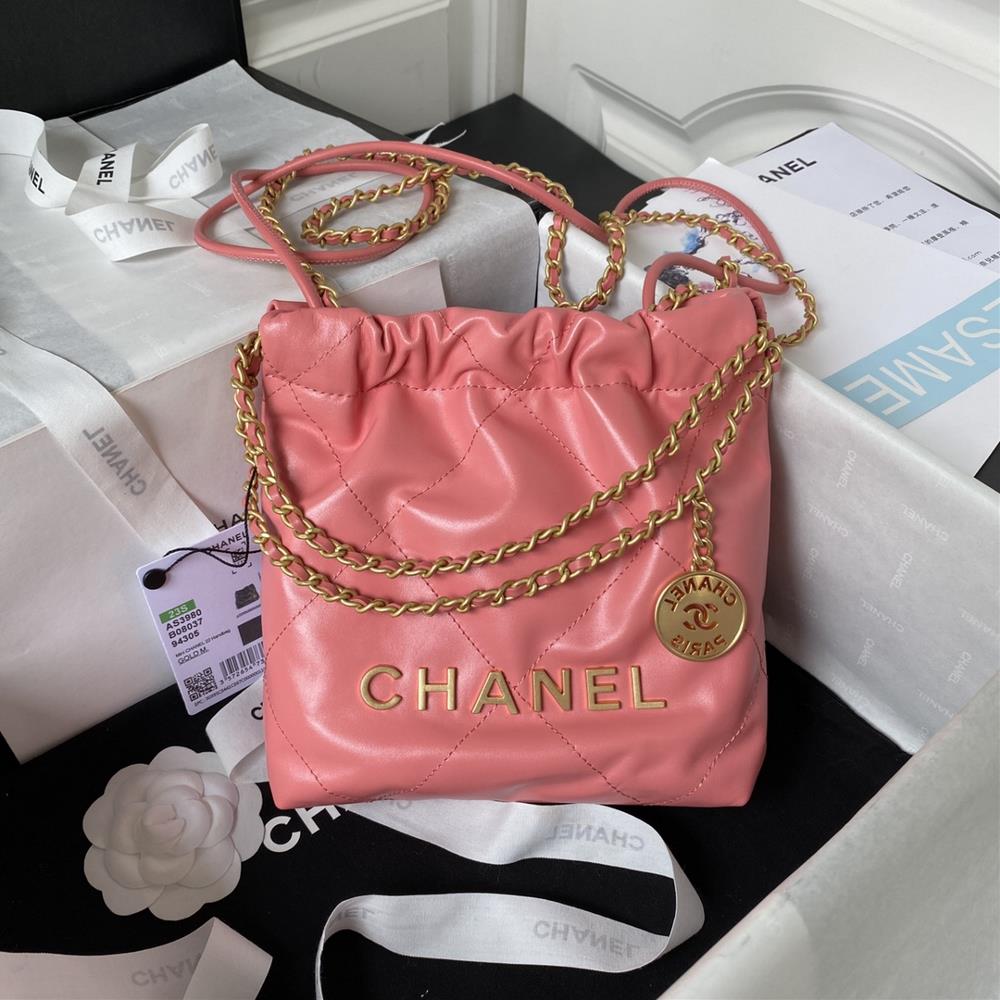 Deep pink Chanel23SAS3980 Chanels mini22 hits the heartChanel Gooses bag accessories will always be planted with grass from the just concluded 2023