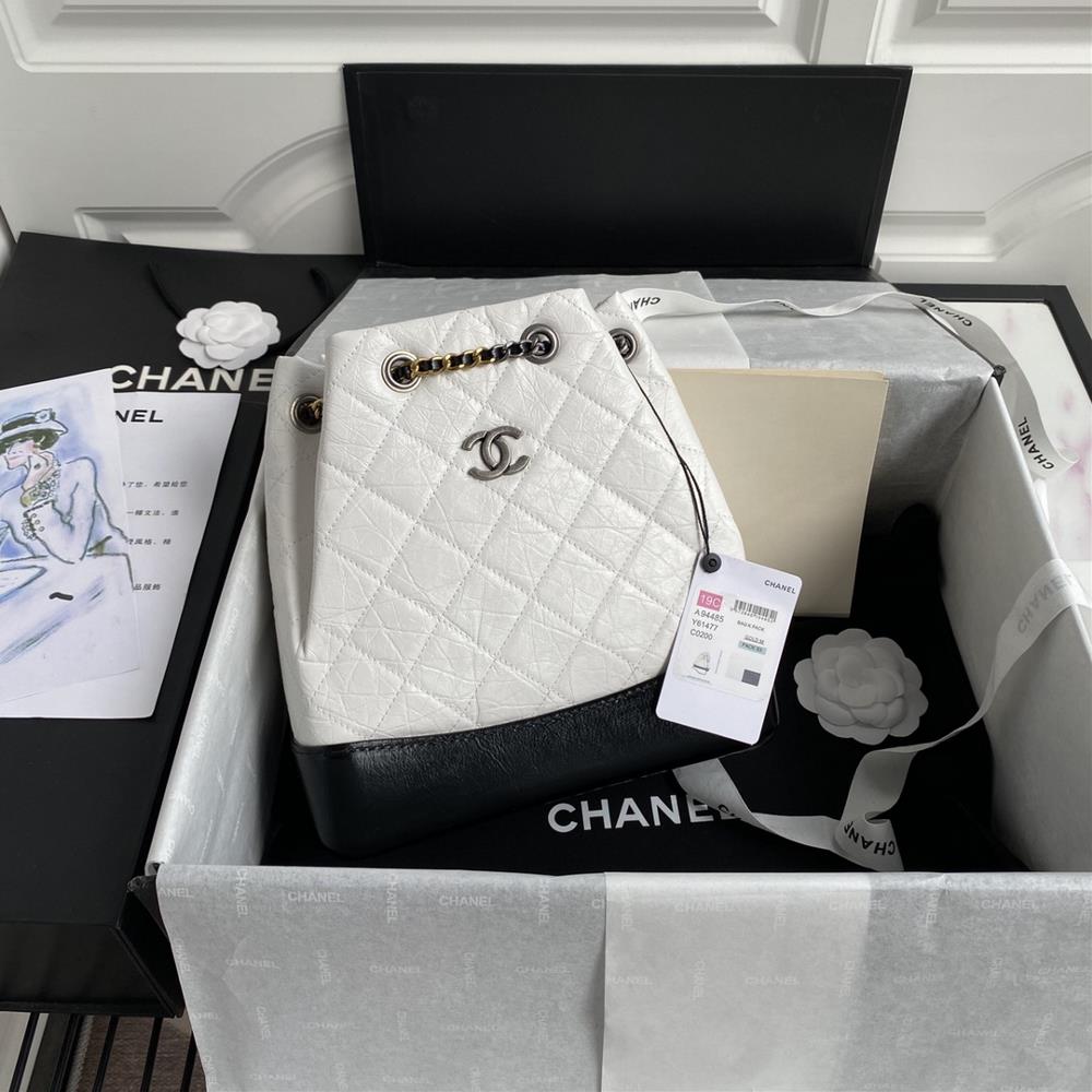 94485CHANELs new limited edition gold and silver chain retro backpack is the exclusive bestselling ChaneCC Gabrielle stray backpack with leather and