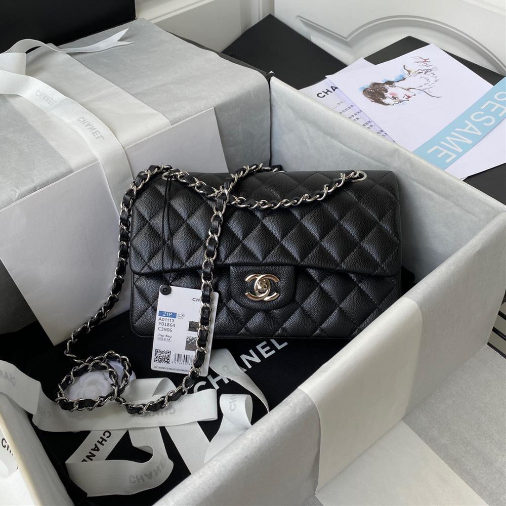 French highend customized products Chanel Classic Flap Bag A01113 Caviar showcases Chanels classic elegant minimalist and exquisite style The la