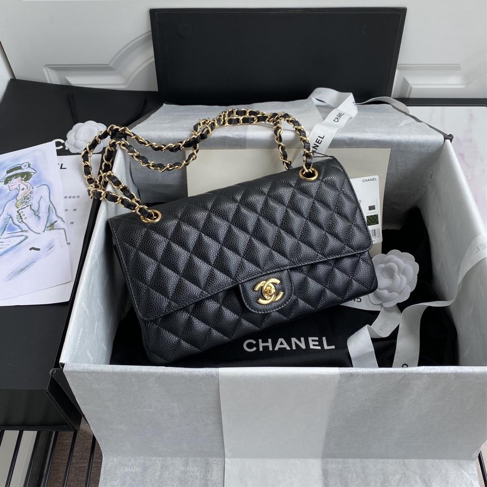 French highend customized products Chanel Classic Flap Bag A01112 Caviar showcases Chanels classic elegant minimalist and exquisite style The la