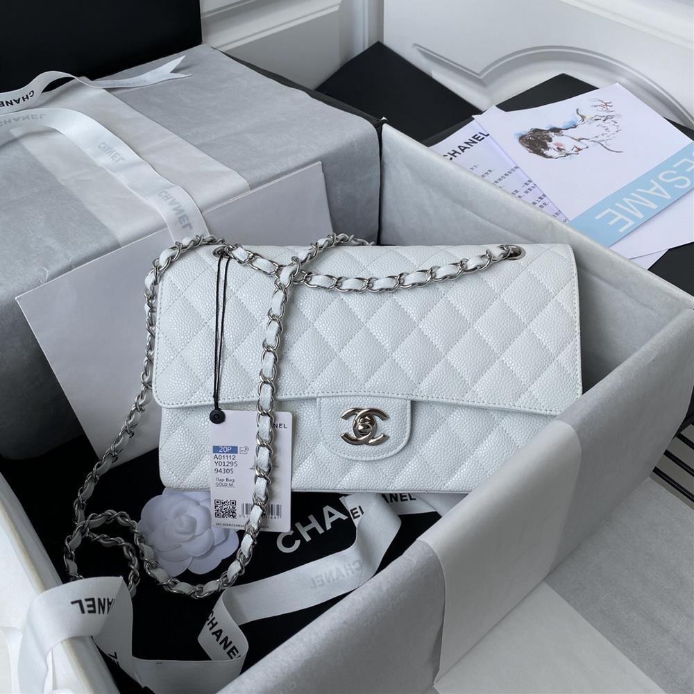 French highend customized products Chanel Classic Flap Bag A01112 Caviar showcases Chanels classic elegant minimalist and exquisite style The la