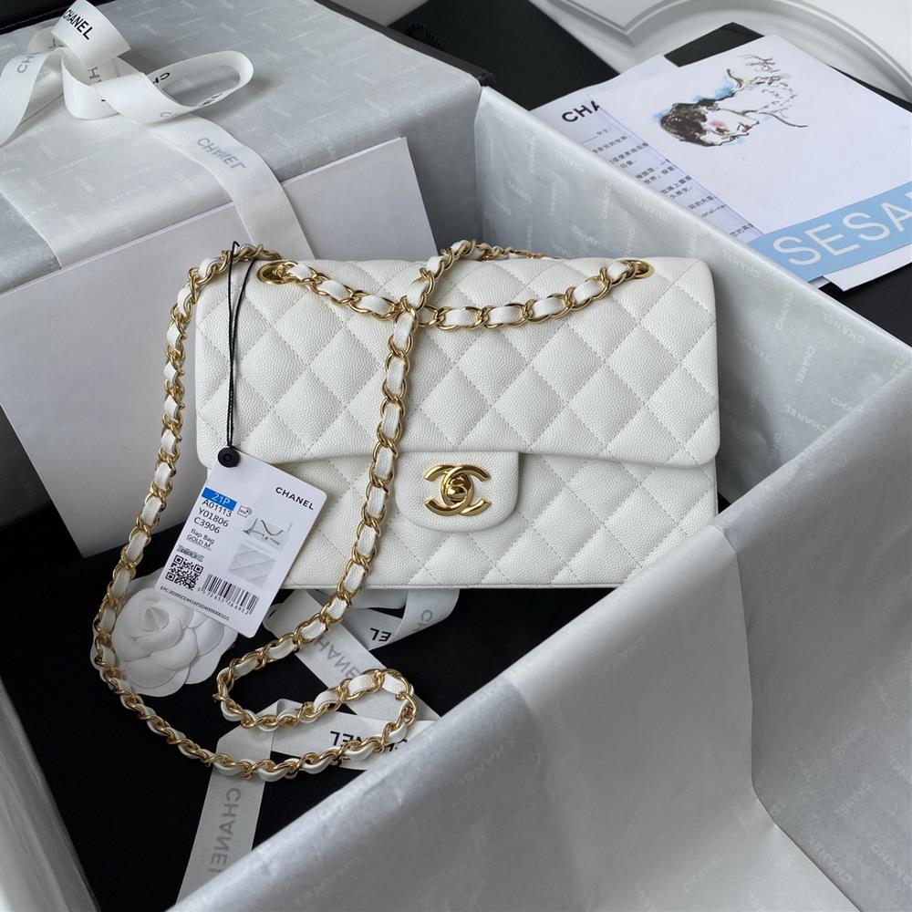 French highend customized products Chanel Classic Flap Bag A01113 Caviar showcases Chanels classic elegant minimalist and exquisite style The la