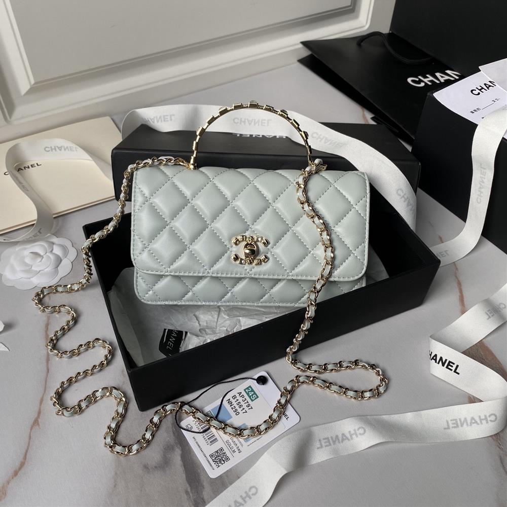 Chanel 24p rhinestone handle Ap3797 is so beautifulThe handle and double Cbuckle are made of rhinestones and a letter logo making them exquisite and