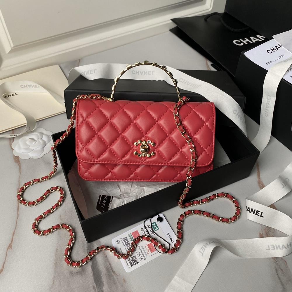 Chanel 24p rhinestone handle Ap3797 is so beautifulThe handle and double Cbuckle are made of rhinestones and a letter logo making them exquisite and