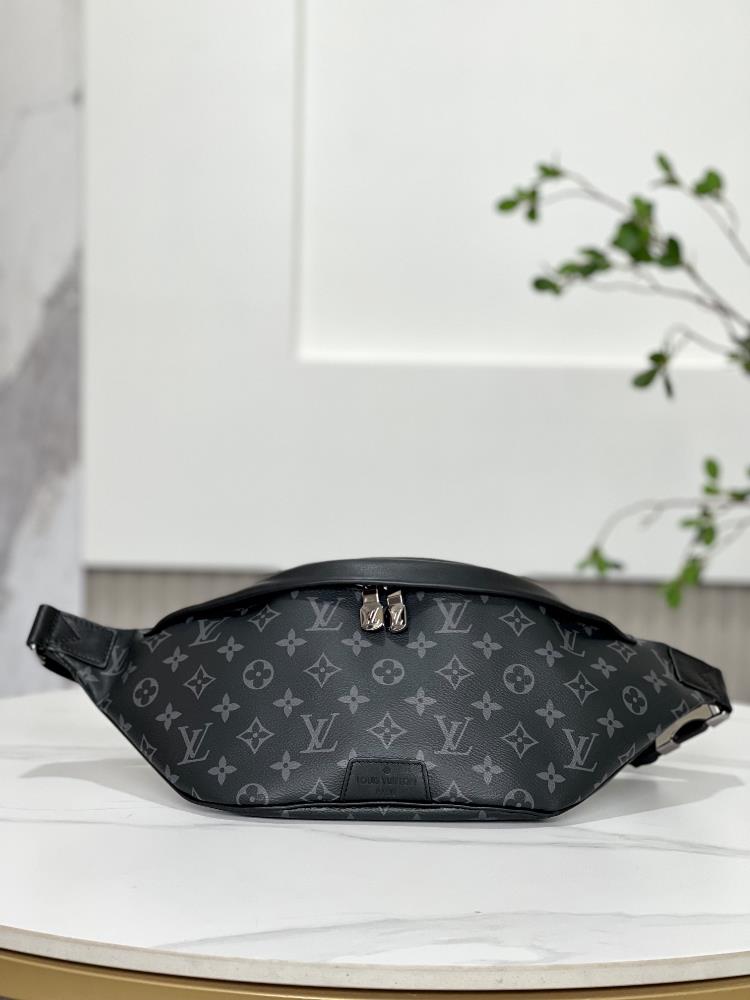 The M44336 black flower DISCOVERY waist bag is made of soft embossed calf leather exuding a charming retro atmosphere and showcasing a casual and fas