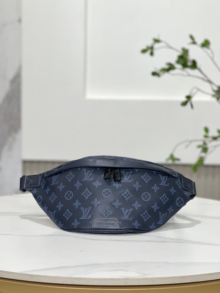 M45729 Blue EmbossedThis Discovery waist pack is made of Monogram Shadow calf leather showcasing the clever combination of Monogram print and the sam