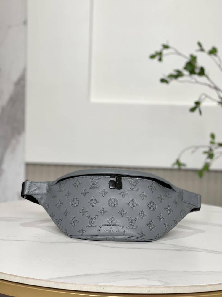 M46108 gray embossed patternThis Discovery waist pack is made of Monogram Shadow calf leather showcasing the clever combination of Monogram print and