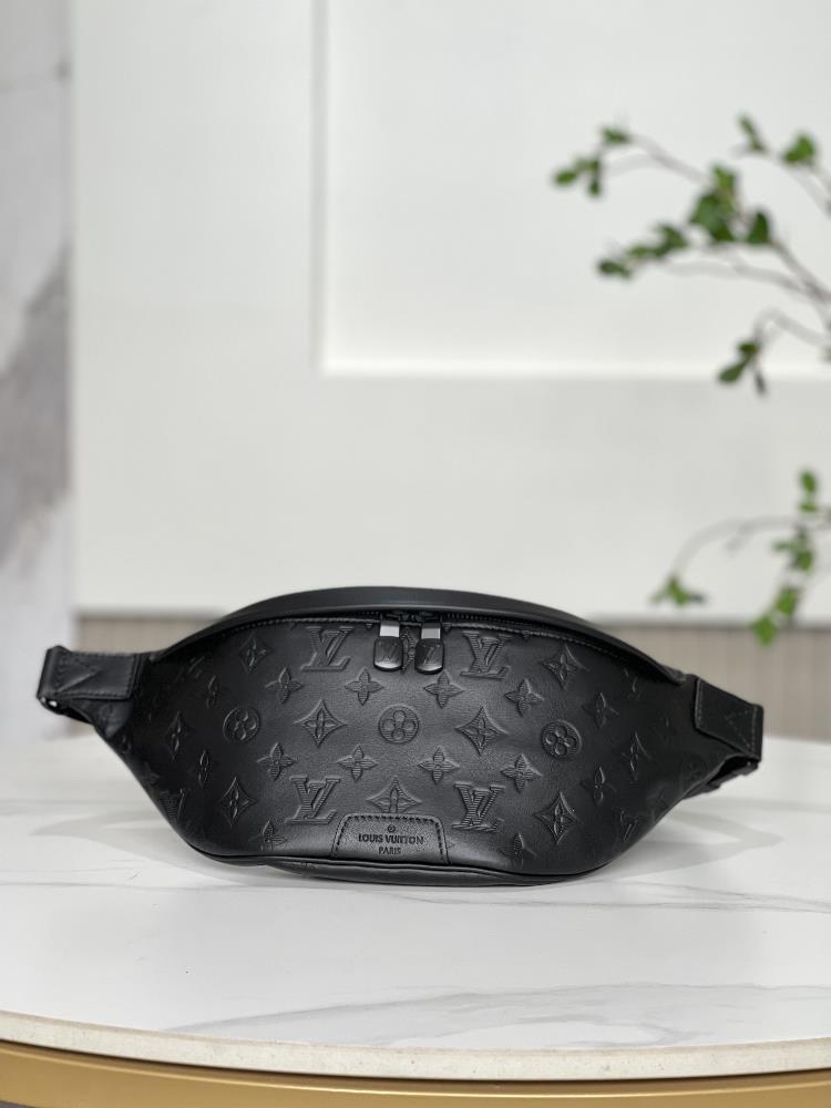 M46036 This Discovery waist pack is made of soft Monogram Shadow embossed cowhide leather conveying a relaxed personality with a vintage touch The f