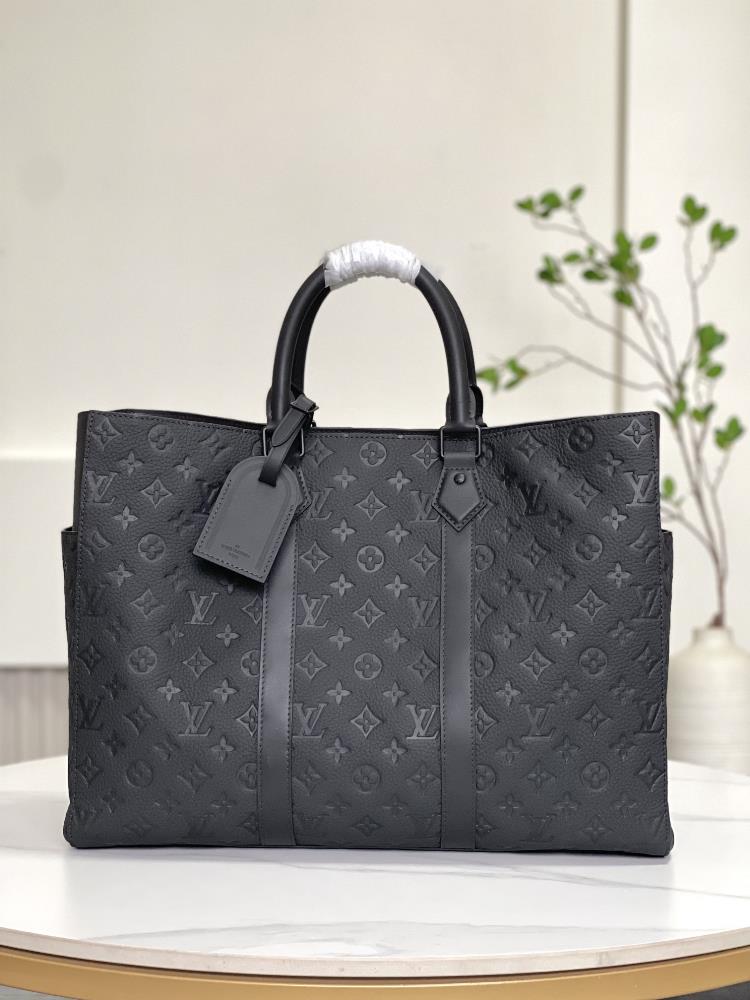 The M21865 Sac Plat 24H handbag is made of Monogram embossed Taurillon leather which adds convenient external patch pockets to the lining on both sid