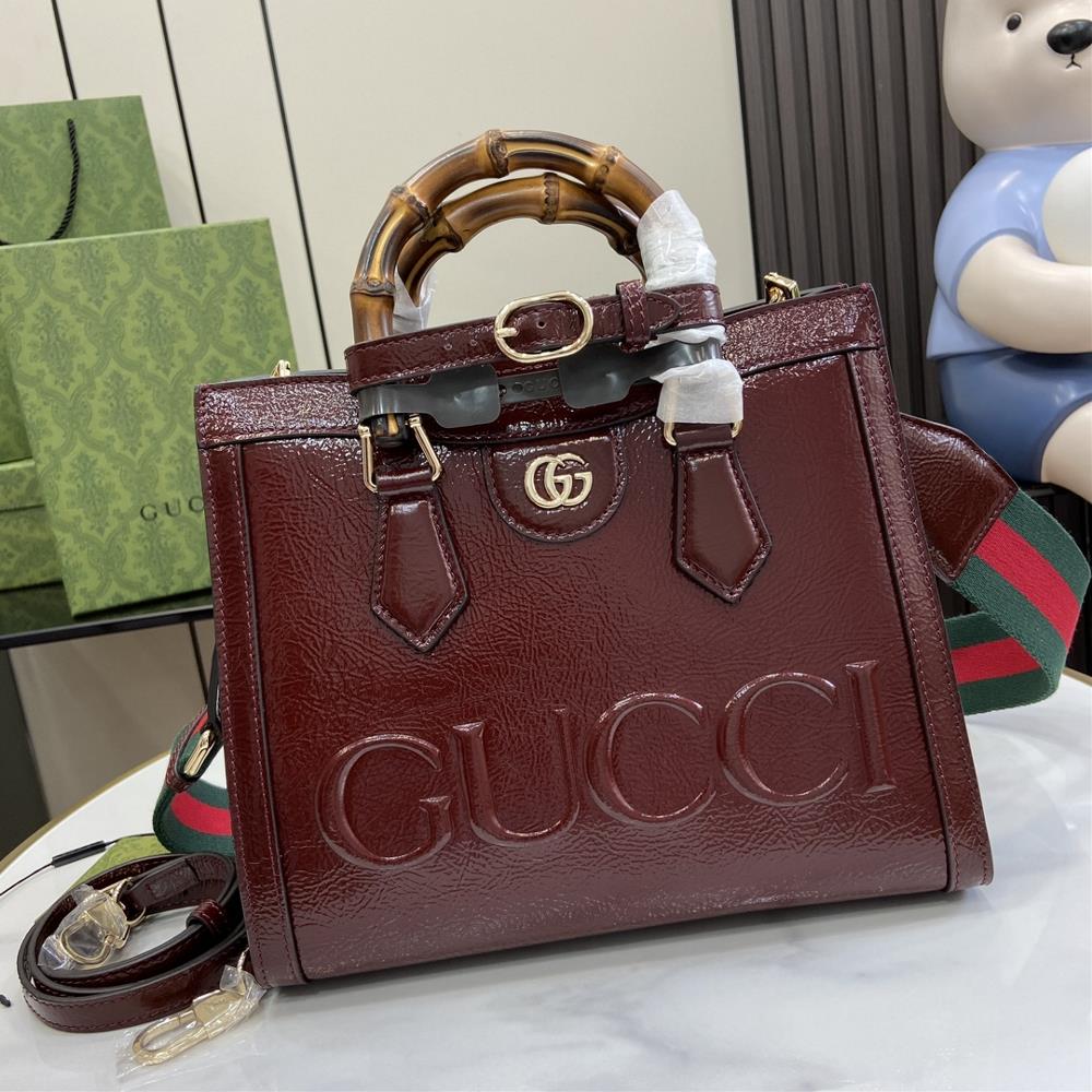 The new Gucci Diana series small tote bag with a wine red color scheme injects a soft atmosphere into the sturdy design of the Gucci Diana series w