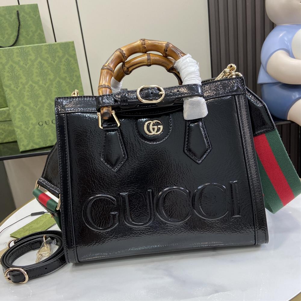 The new Gucci Diana series small tote bag features a sleek black tone that injects a soft touch into the Gucci Diana series while creating a contrast