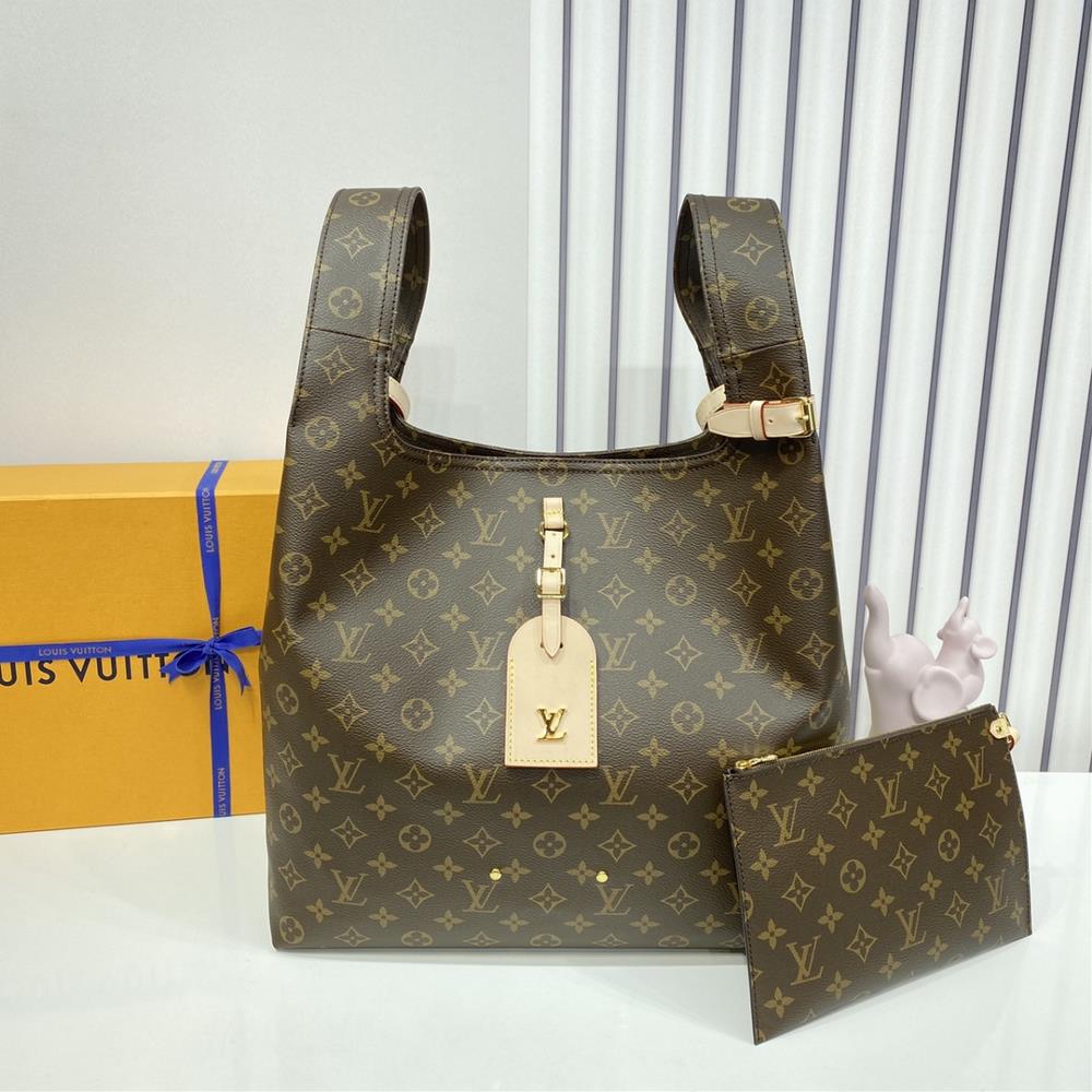 M46817   This Atlantis large handbag is made of Monogram canvas and features a novel shopping bag design that catches the eye The zippered inner pock