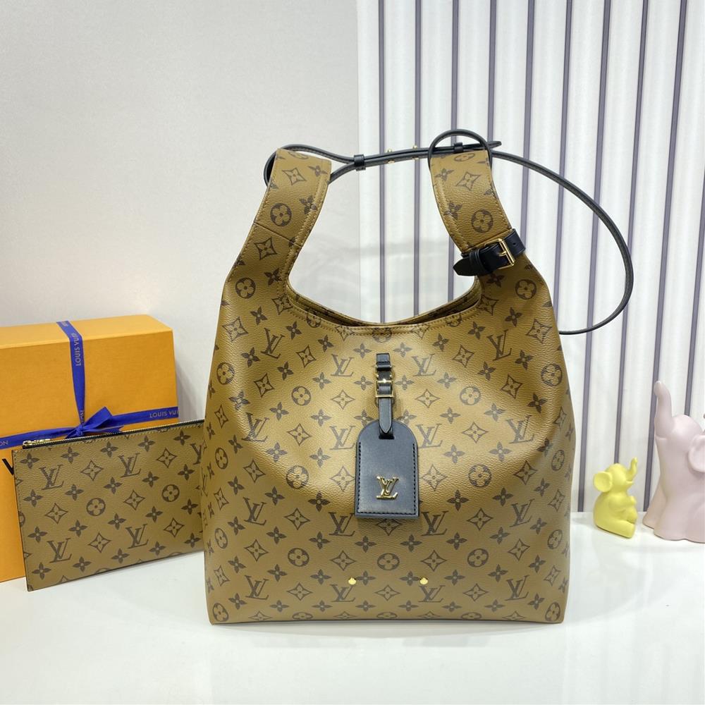 The M46821 Yellow Atlantis Large Handbag is made of Monogram canvas and features a novel shopping bag design that catches the eye The zippered inner