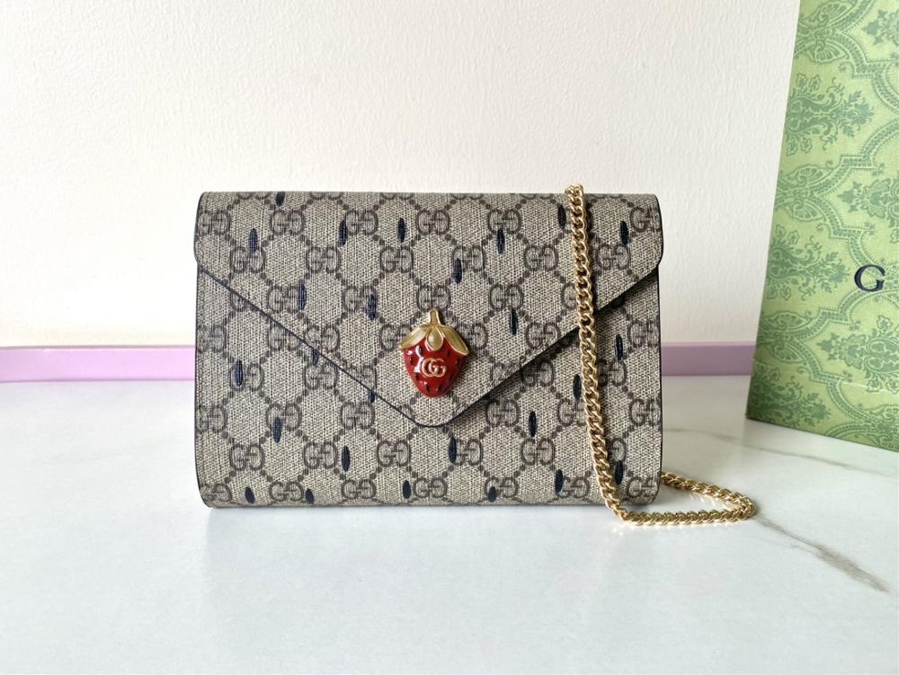 Top of the line original leather the latest small handbag from Xiaohongshu is highly promoted by various fashion magazines The fruit pattern showcas
